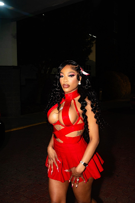 SHOWGIRL NEEK HOSTING LIVE
