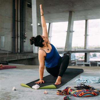 Lincoln Road Health Wellness Series Warrior Flow Yoga With Adrian Molina Miami On The Cheap Fitness Classes