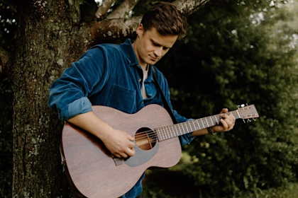 Johan Glidden + opener Julie Susanne Clark indoor house show at Havenwood
