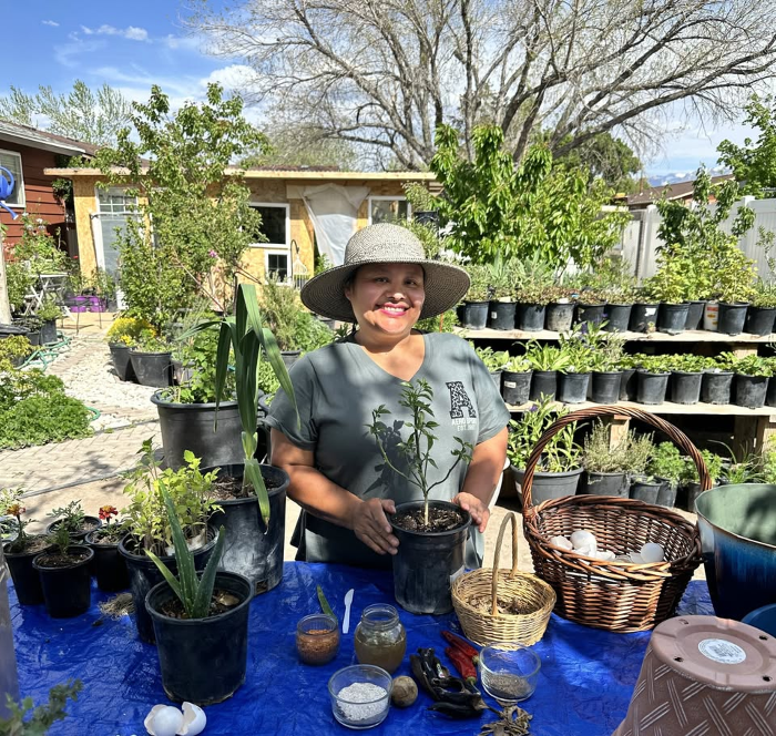 Container Gardening Tour in English and Spanish - NEW!