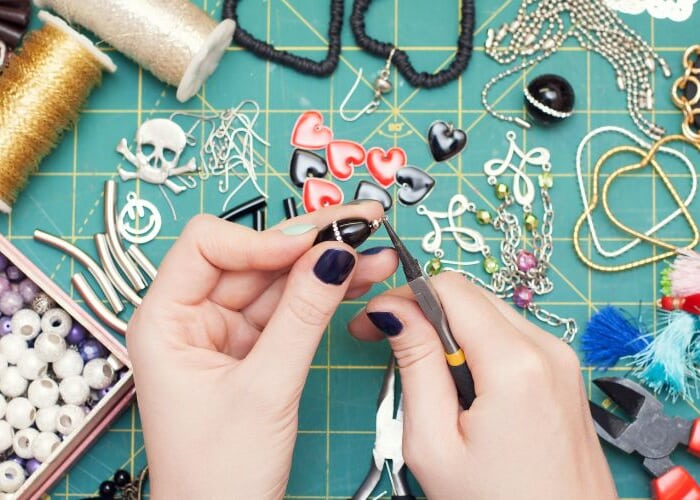 Maker Thursdays! / ¡Jueves de Creadores! Crea Tu Propia Joyeria